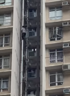 上水一名男子周六(3日)化身「蜘蛛俠」,在清河邨清譽樓的外牆水管爬上爬落,更身手敏捷大玩「高空飛躍」,跳去相隔3米闊的另一邊水管,險象橫生嚇煞街坊。(清河邨 & 祥龍圍邨fb)