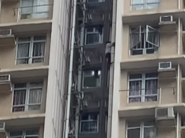 上水一名男子周六(3日)化身「蜘蛛俠」,在清河邨清譽樓的外牆水管爬上爬落,更身手敏捷大玩「高空飛躍」,跳去相隔3米闊的另一邊水管,險象橫生嚇煞街坊。(清河邨 & 祥龍圍邨fb)