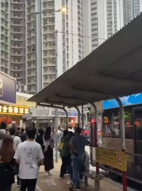 上水一名男子周六(3日)化身「蜘蛛俠」,在清河邨清譽樓的外牆水管爬上爬落,更身手敏捷大玩「高空飛躍」,跳去相隔3米闊的另一邊水管,險象橫生嚇煞街坊。(香港交通及突發事故報料區fb)