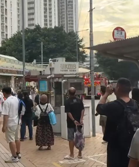 上水一名男子周六(3日)化身「蜘蛛俠」,在清河邨清譽樓的外牆水管爬上爬落,更身手敏捷大玩「高空飛躍」,跳去相隔3米闊的另一邊水管,險象橫生嚇煞街坊。(香港交通及突發事故報料區fb)