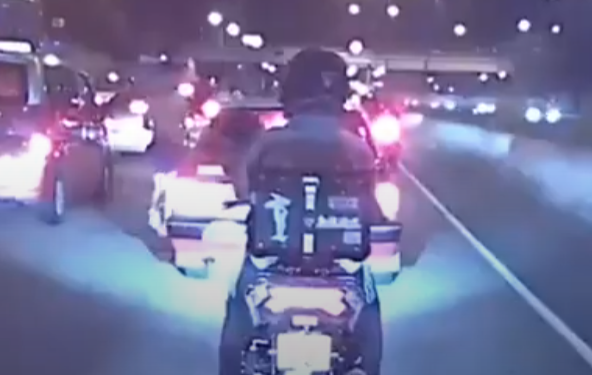 一名赤膊男子在吐露港公路狂奔後欲登上一輛的士。片中可見當時公路往上水方向正塞車,赤膊男突然反方向狂奔,登上停在快線的一輛的士,一名警員追至,惟赤膊男已登上的士,警員示意尾隨司機繼續前行,隨後另一名警員趕至增援將其制服,片段至此為止。(車cam L(香港群組)FB)