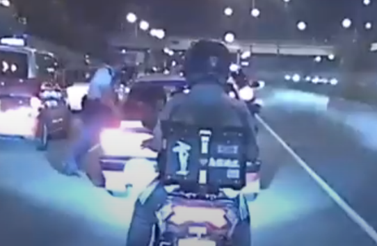 一名赤膊男子在吐露港公路狂奔後欲登上一輛的士。片中可見當時公路往上水方向正塞車,赤膊男突然反方向狂奔,登上停在快線的一輛的士,一名警員追至,惟赤膊男已登上的士,警員示意尾隨司機繼續前行,隨後另一名警員趕至增援將其制服,片段至此為止。(車cam L(香港群組)FB)