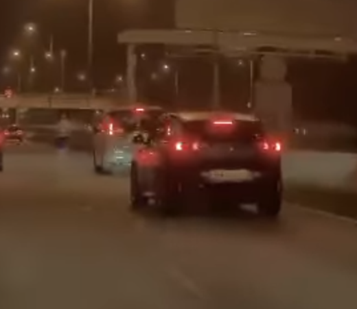 赤膊男沿快線奔跑,期間一輛駛至七人車收慢,赤膊男圖打開車門但不成功,並被私家車拖行,其後失平衡跌倒,七人車絕塵而去。(車cam L(香港群組)FB)