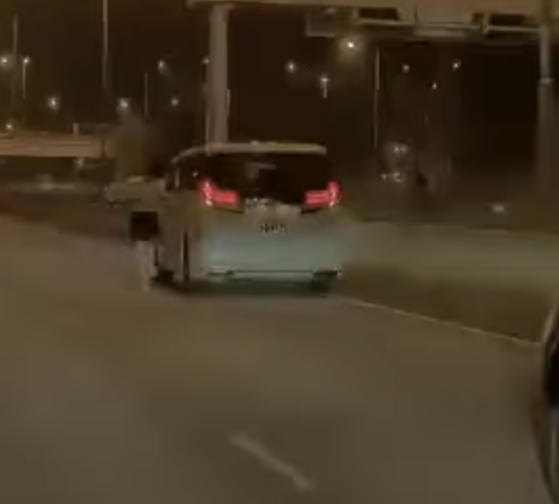 赤膊男沿快線奔跑,期間一輛駛至七人車收慢,赤膊男圖打開車門但不成功,並被私家車拖行,其後失平衡跌倒,七人車絕塵而去。(車cam L(香港群組)FB)