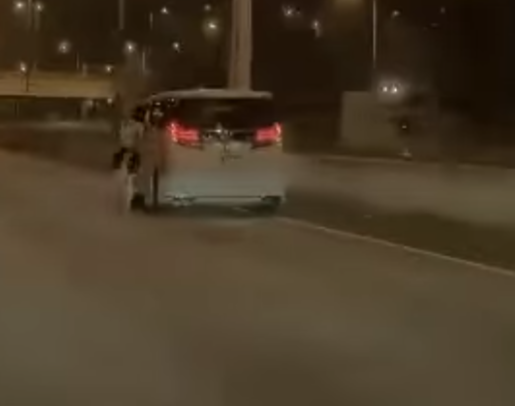 赤膊男沿快線奔跑,期間一輛駛至七人車收慢,赤膊男圖打開車門但不成功,並被私家車拖行,其後失平衡跌倒,七人車絕塵而去。(車cam L(香港群組)FB)