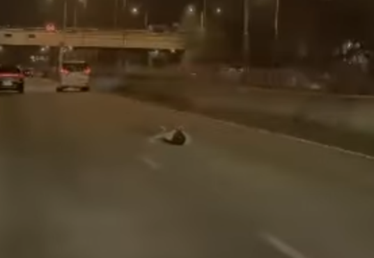 赤膊男沿快線奔跑,期間一輛駛至七人車收慢,赤膊男圖打開車門但不成功,並被私家車拖行,其後失平衡跌倒,七人車絕塵而去。(車cam L(香港群組)FB)