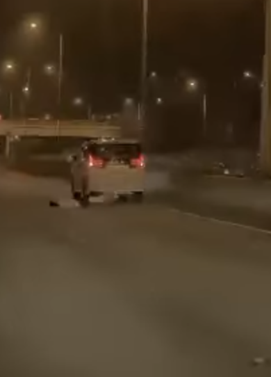 赤膊男沿快線奔跑,期間一輛駛至七人車收慢,赤膊男圖打開車門但不成功,並被私家車拖行,其後失平衡跌倒,七人車絕塵而去。(車cam L(香港群組)FB)