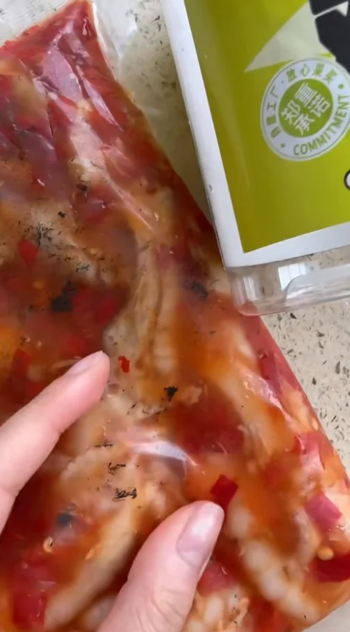 蔡淇俊賣雞腳遭公審有黑色異物 親回應網民:錯會賠償到底