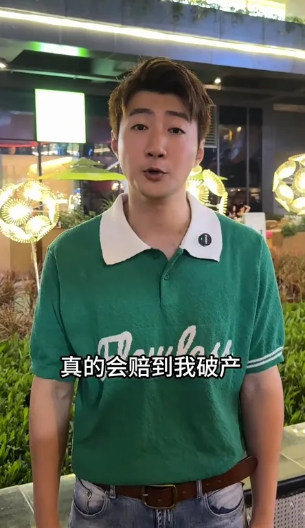 近日有網民在網上展示包裝雞腳,見到內裏疑有黑色異物,發帖公審蔡淇俊的產品,蔡淇俊則親自回應。