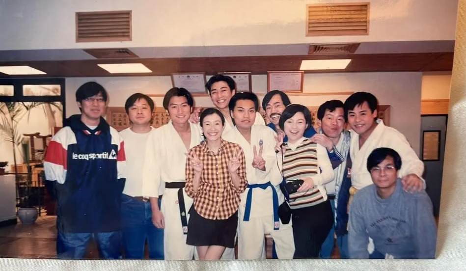 楊證樺晒出演場會的場地照,表示「任務完成」,之後他再晒出一張舊照,原來他與霆鋒合作過劇集《撻出愛火花》,二人相識逾20年。