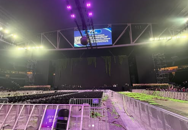 楊證樺晒出演場會的場地照,表示「任務完成」,之後他再晒出一張舊照,原來他與霆鋒合作過劇集《撻出愛火花》,二人相識逾20年。