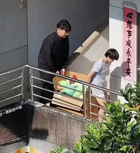 全紅嬋一家在邁合村現身時的房子,實為大伯家。(圖/翻攝微博)