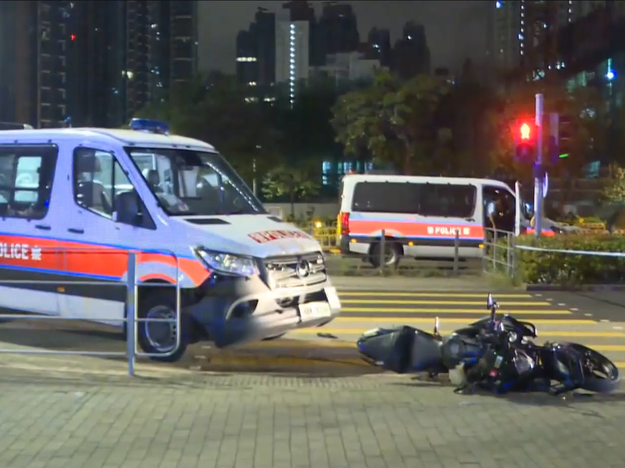 涉事警車車頭泵把損毀,警方正調查事件。(有線新聞截圖)