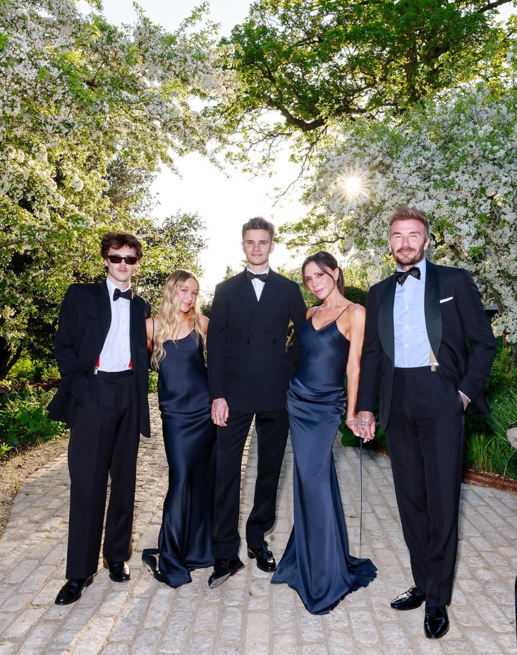 Victoria在IG分享老公生日照,tag了兩子一女,冇tag未有出席的大仔同媳婦。