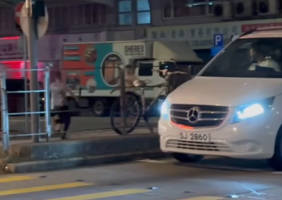 一名的士司機離開其座駕,在馬路上追趕一名騎單車的男子,期間的士司機撲前意圖捉住單車惟失手撲空,整個人如滾地葫蘆向前倒地。(Threads)
