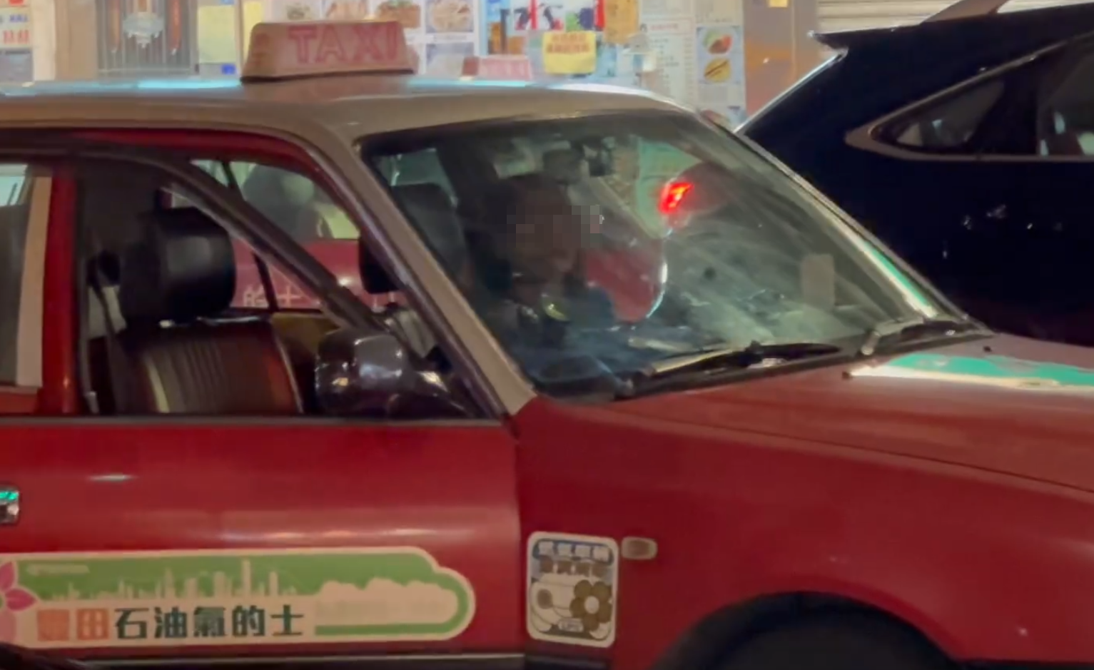 另一條影片可見,一輛的士停在荔枝角與太子道西交界燈口,車門打開,車內載有乘客。(Threads)