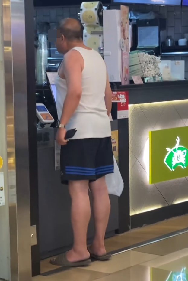 元朗千色匯一名男子到天仁茗茶購買外賣飲品,懷疑不滿店方按法例要求收取一元膠袋費,激動爆粗大鬧店員「你有無尊重過我!」、「你玩我唔起㗎!X你老母!」(Threads)