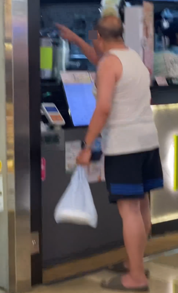 元朗千色匯一名男子到天仁茗茶購買外賣飲品,懷疑不滿店方按法例要求收取一元膠袋費,激動爆粗大鬧店員「你有無尊重過我!」、「你玩我唔起㗎!X你老母!」(Threads)