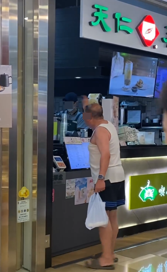 元朗千色匯一名男子到天仁茗茶購買外賣飲品,懷疑不滿店方按法例要求收取一元膠袋費,激動爆粗大鬧店員「你有無尊重過我!」、「你玩我唔起㗎!X你老母!」(Threads)