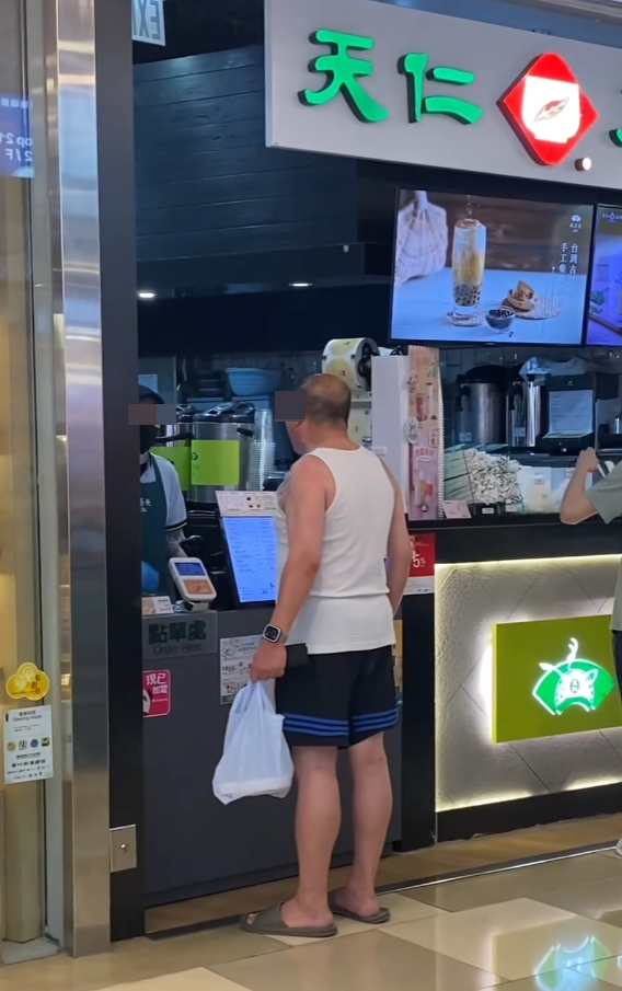 樓主在帖文中表示,當時叫路人幫手叫商場保安:「咁耐都冇保安嚟,我就一路拍一路大聲叫人搵保安,全場嘅人都喺度食花生。叫咗幾次先見個保安喺老鍊咁遠打緊電話,但完全冇人出現過幫手。」(Threads)