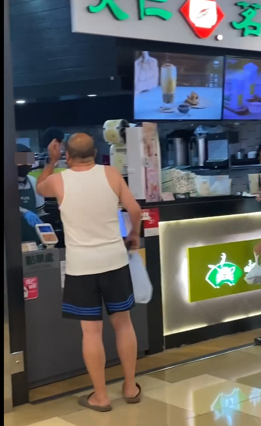 大叔以粗口打斷店員的說話。男店員被罵仍保持冷靜,沒有出言再刺激對方,拍片者此時大喊:「你返入去啦,唔好理佢!」男子這時再大喊「X你老母」,即轉身怒氣沖沖離開。(Threads)