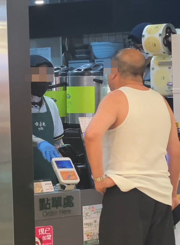 大叔以粗口打斷店員的說話。男店員被罵仍保持冷靜,沒有出言再刺激對方,拍片者此時大喊:「你返入去啦,唔好理佢!」男子這時再大喊「X你老母」,即轉身怒氣沖沖離開。(Threads)