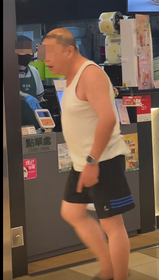 大叔以粗口打斷店員的說話。男店員被罵仍保持冷靜,沒有出言再刺激對方,拍片者此時大喊:「你返入去啦,唔好理佢!」男子這時再大喊「X你老母」,即轉身怒氣沖沖離開。(Threads)