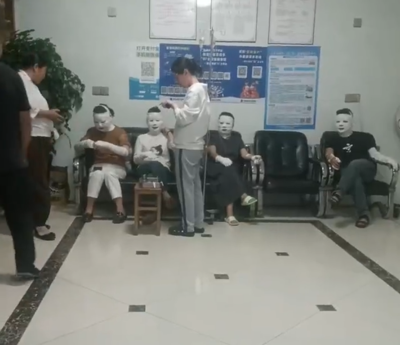 北京近日有市民野外燒烤時,所利用的手提卡式石油氣爐突然爆炸,造成兩家人7人不同程度燙傷。事後傷者臉部紮上繃帶被包成「木乃伊」。(微博)