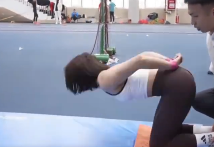 吳艷妮近日在央視節目中展示一段訓練動作,由助教壓住雙腳,她雙手背在身後,僅靠核心力量控制身體向前傾斜,完成高難度滾腹輪動作下壓,及後緩慢回原位。