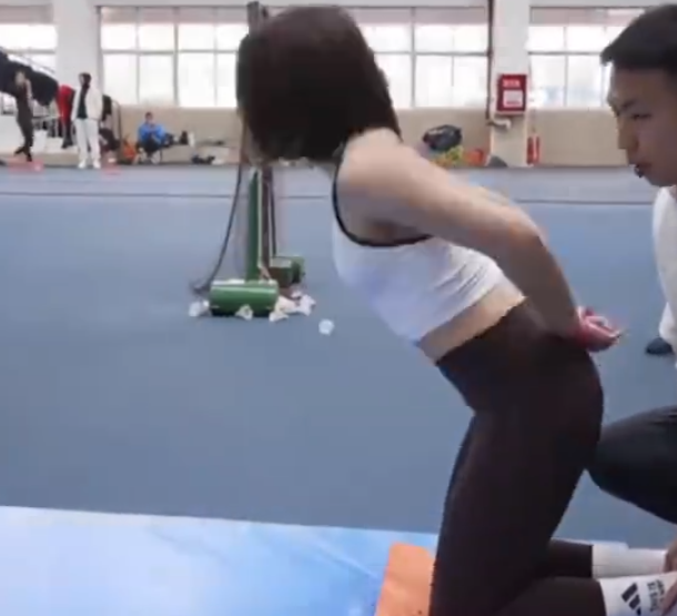 吳艷妮近日在央視節目中展示一段訓練動作,由助教壓住雙腳,她雙手背在身後,僅靠核心力量控制身體向前傾斜,完成高難度滾腹輪動作下壓,及後緩慢回原位。