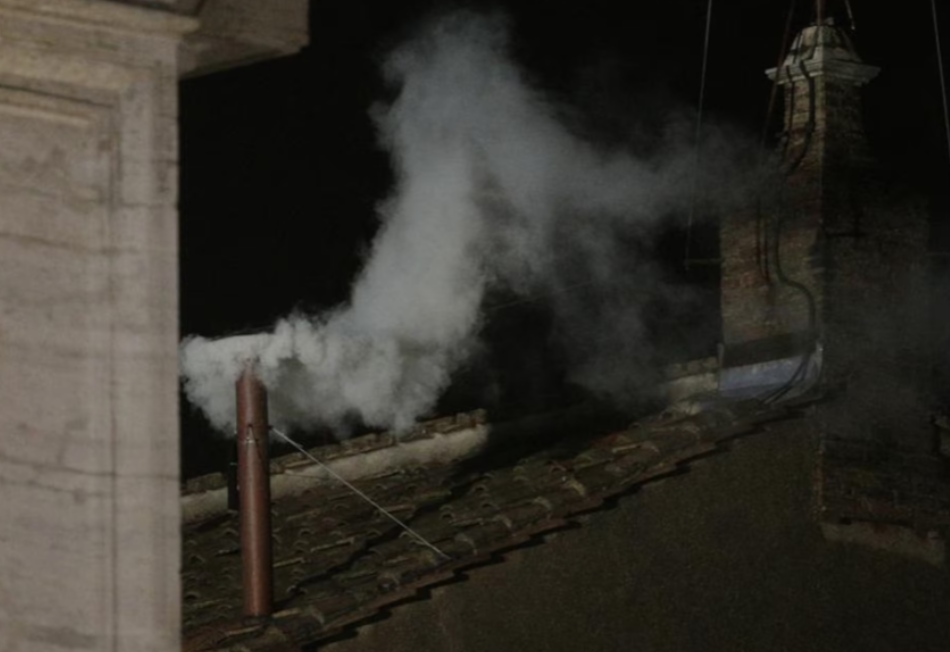 若西斯汀小堂煙囪冒出白煙,即代表已選出新教宗。(資料圖片)