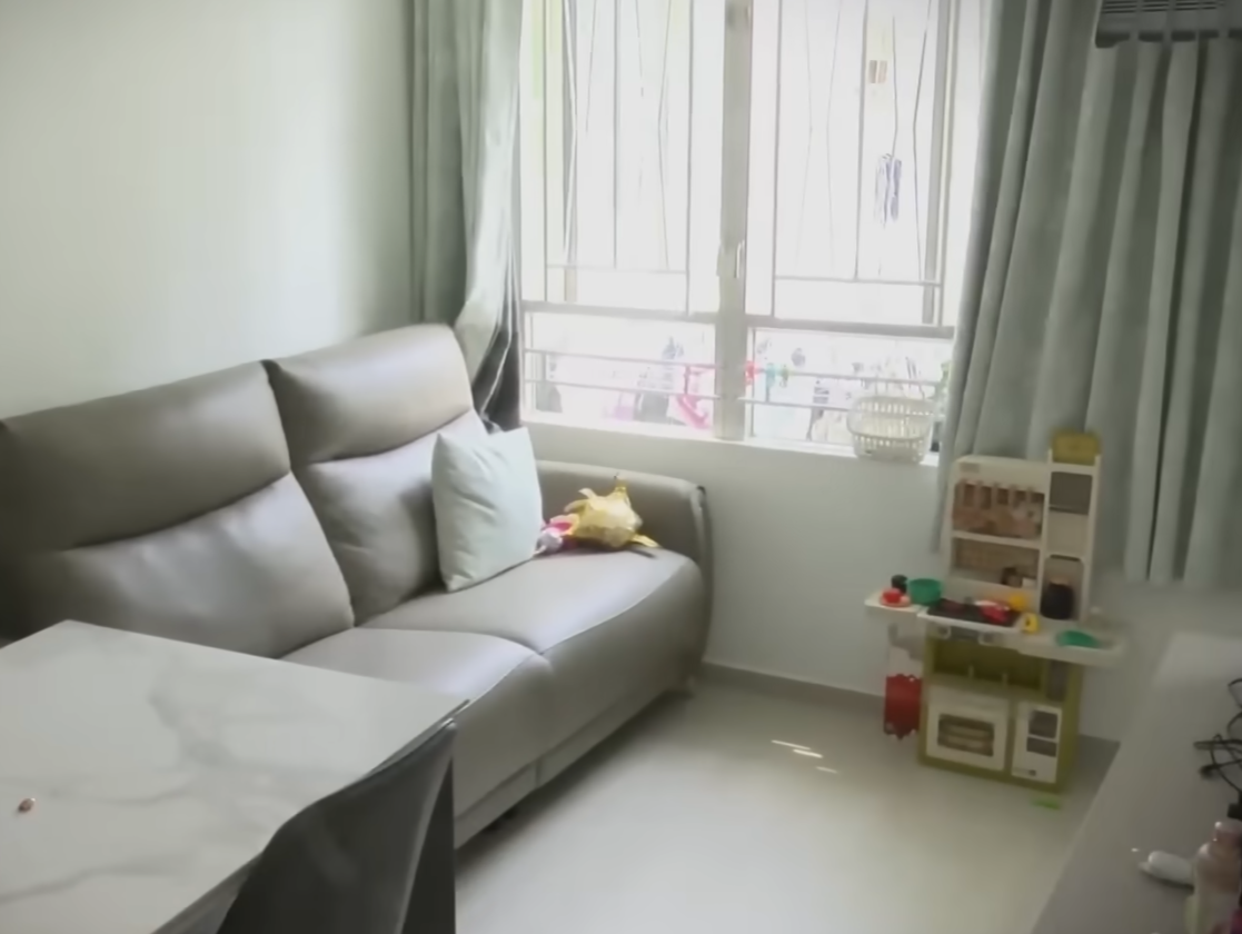 陳先生輪候公屋10年獲派天水圍天慈邨公屋大單位,被對面的六旬男鄰居多番騷擾,對方揚言「我精神病㗎,控制唔到㗎」、「戀童癖又發作喇」、我好X鍾意玩你啲細路㗎」、「你係玩X我啊嘛?得!10倍奉還」等,令全家人感恐懼,需搬到親戚家暫住「有家歸不得」。(東張西望)