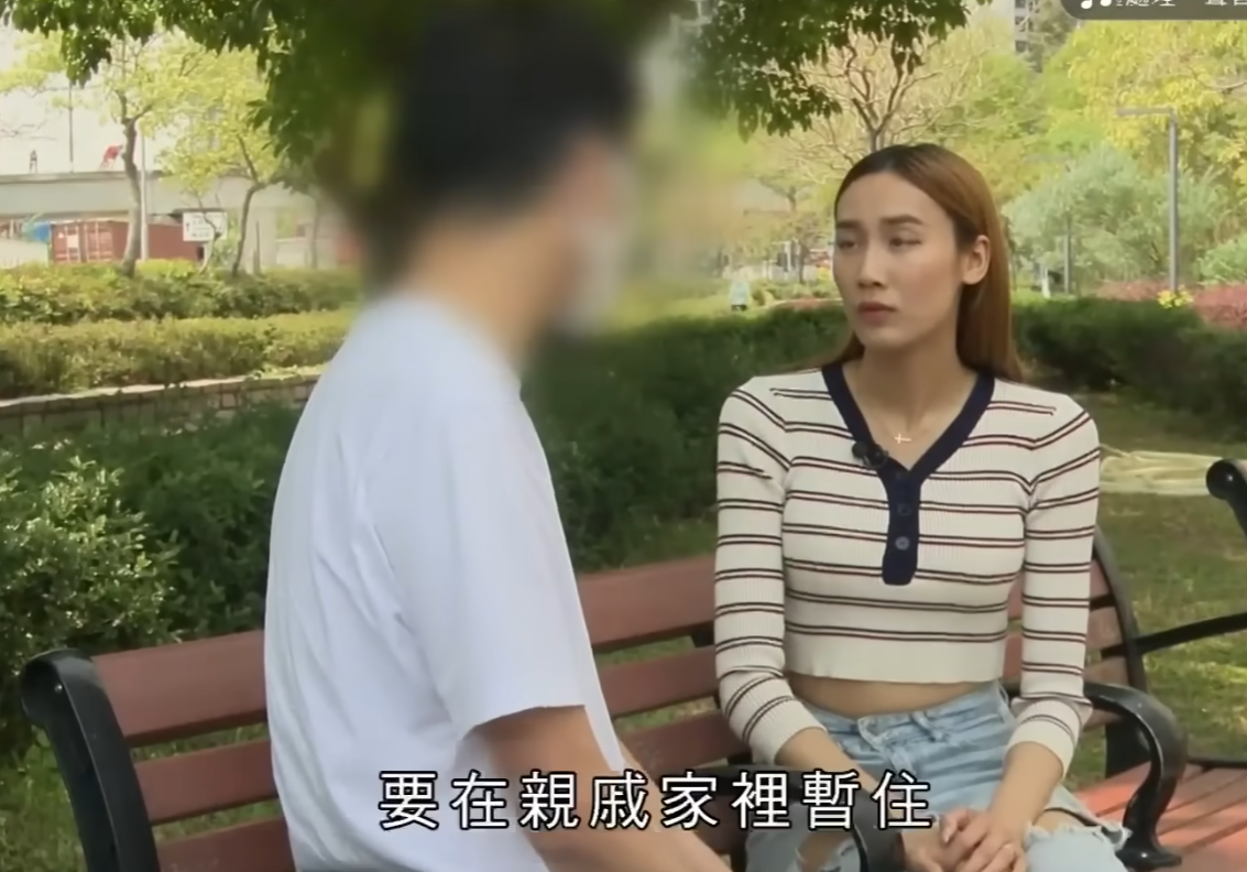 陳先生輪候公屋10年獲派天水圍天慈邨公屋大單位,被對面的六旬男鄰居多番騷擾,對方揚言「我精神病㗎,控制唔到㗎」、「戀童癖又發作喇」、我好X鍾意玩你啲細路㗎」、「你係玩X我啊嘛?得!10倍奉還」等,令全家人感恐懼,需搬到親戚家暫住「有家歸不得」。(東張西望)