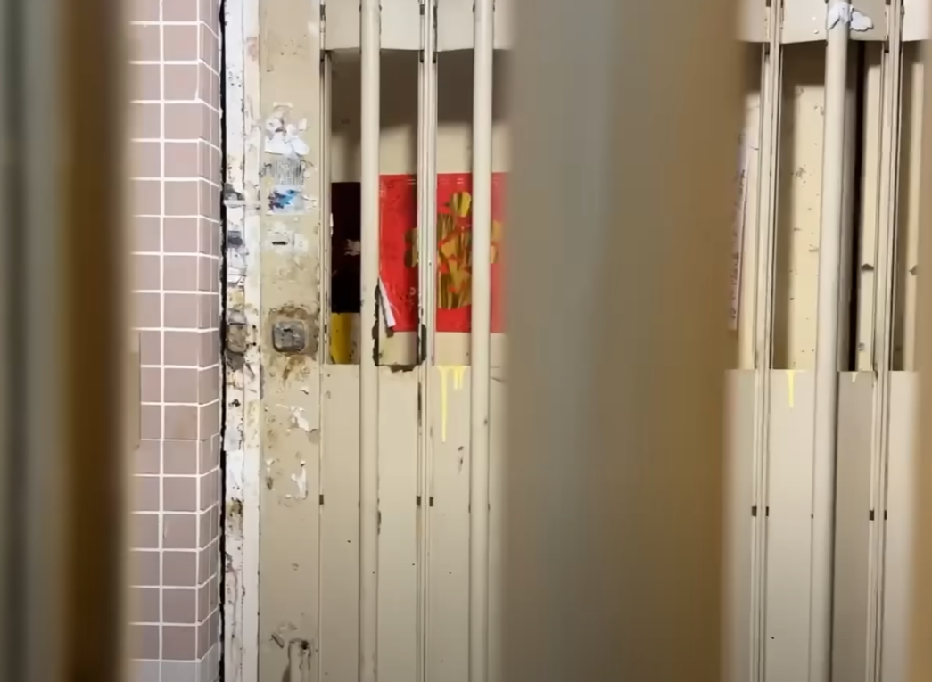 陳先生輪候公屋10年獲派天水圍天慈邨公屋大單位,被對面的六旬男鄰居多番騷擾,對方揚言「我精神病㗎,控制唔到㗎」、「戀童癖又發作喇」、我好X鍾意玩你啲細路㗎」、「你係玩X我啊嘛?得!10倍奉還」等,令全家人感恐懼,需搬到親戚家暫住「有家歸不得」。(東張西望)