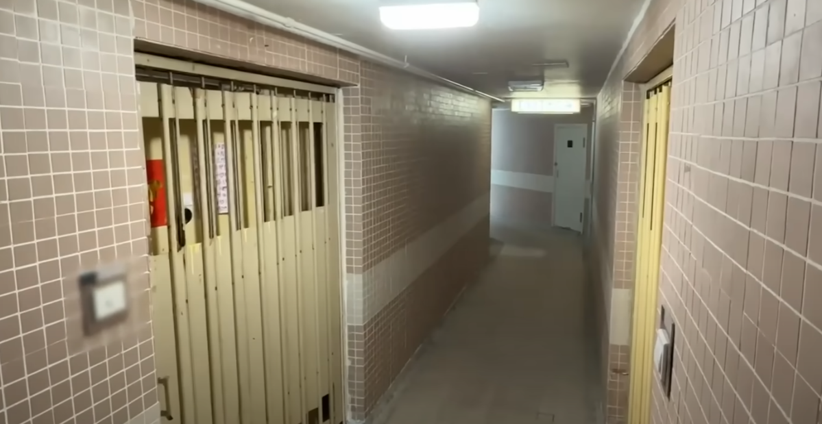 陳先生輪候公屋10年獲派天水圍天慈邨公屋大單位,被對面的六旬男鄰居多番騷擾,對方揚言「我精神病㗎,控制唔到㗎」、「戀童癖又發作喇」、我好X鍾意玩你啲細路㗎」、「你係玩X我啊嘛?得!10倍奉還」等,令全家人感恐懼,需搬到親戚家暫住「有家歸不得」。(東張西望)