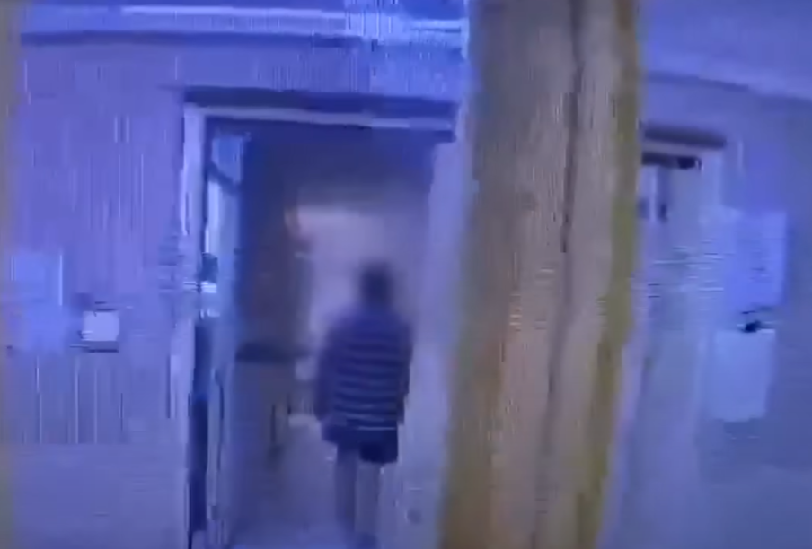 陳先生輪候公屋10年獲派天水圍天慈邨公屋大單位,被對面的六旬男鄰居多番騷擾,對方揚言「我精神病㗎,控制唔到㗎」、「戀童癖又發作喇」、我好X鍾意玩你啲細路㗎」、「你係玩X我啊嘛?得!10倍奉還」等,令全家人感恐懼,需搬到親戚家暫住「有家歸不得」。(東張西望)