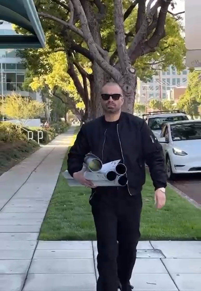 「寒冬戰士」施巴斯坦史丹現身街頭換《*新復仇者聯盟》海報。