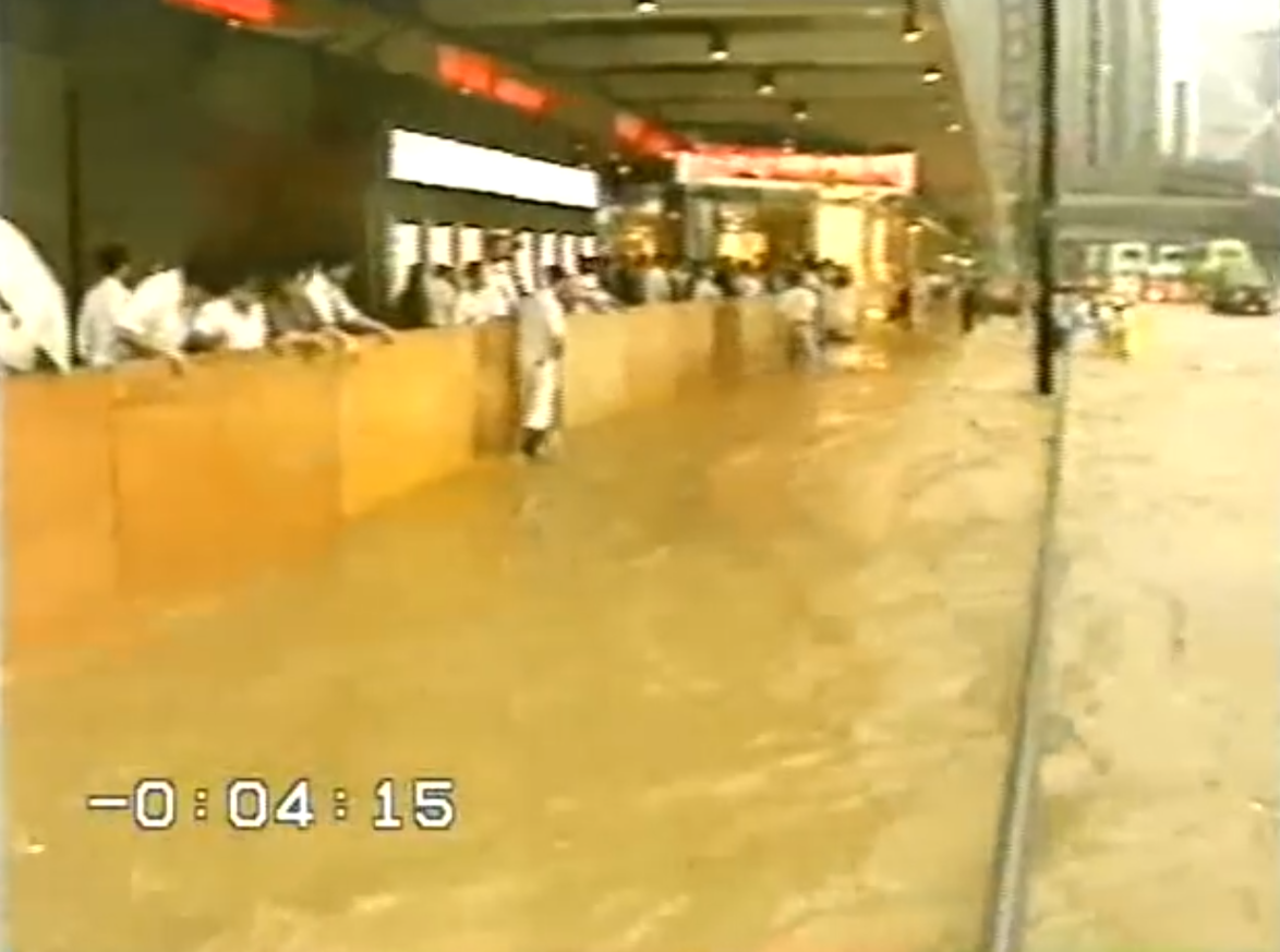 1992年大暴雨,市區街道水浸。(新聞截圖)