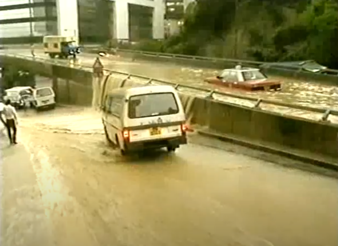 1992年大暴雨,市區街道水浸。(新聞截圖)
