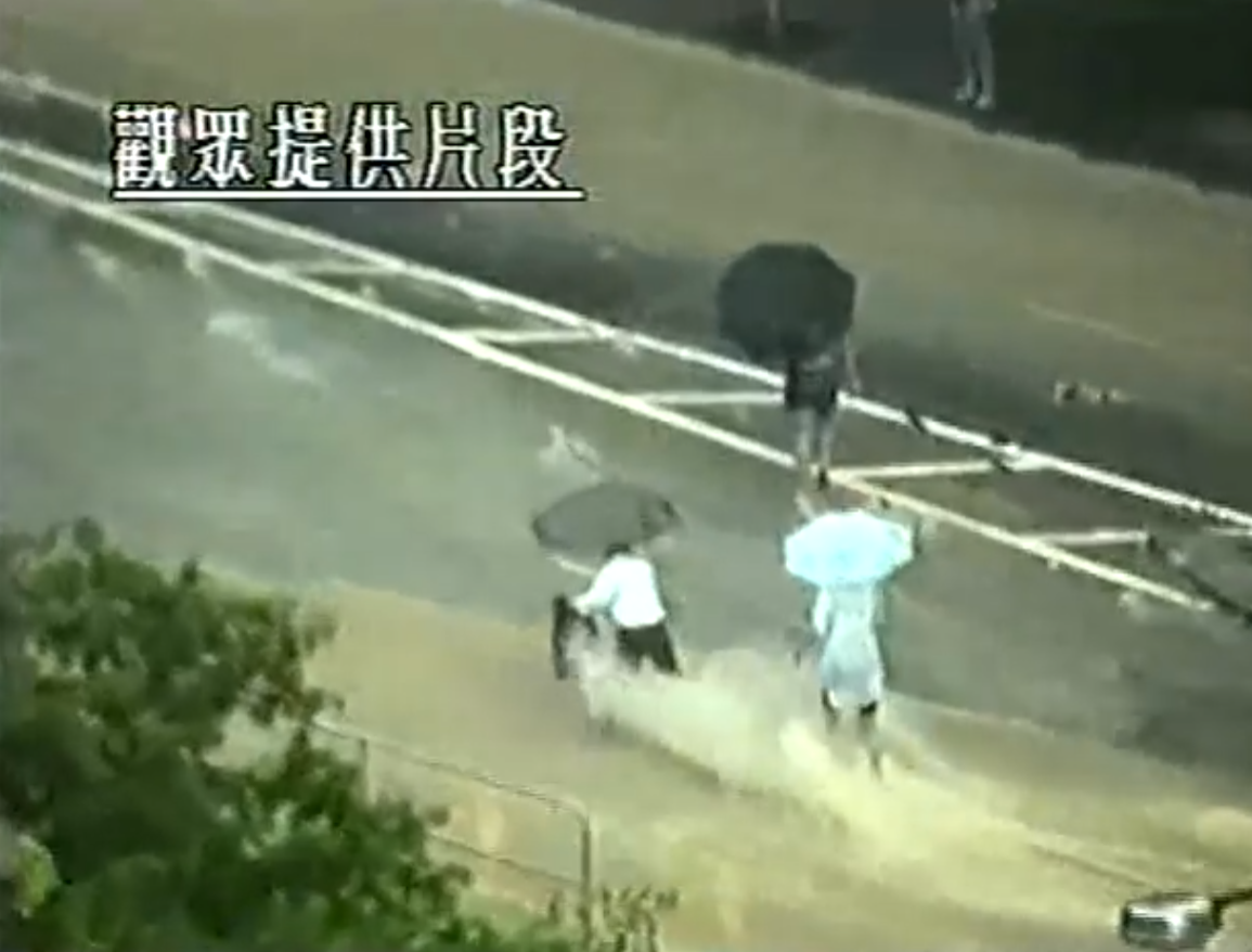 1992年大暴雨,市區街道水浸。(新聞截圖)