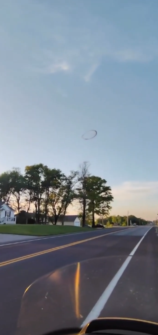 美國小鎮上空驚現「黑色怪圈」 緩緩旋轉嚇窒居民