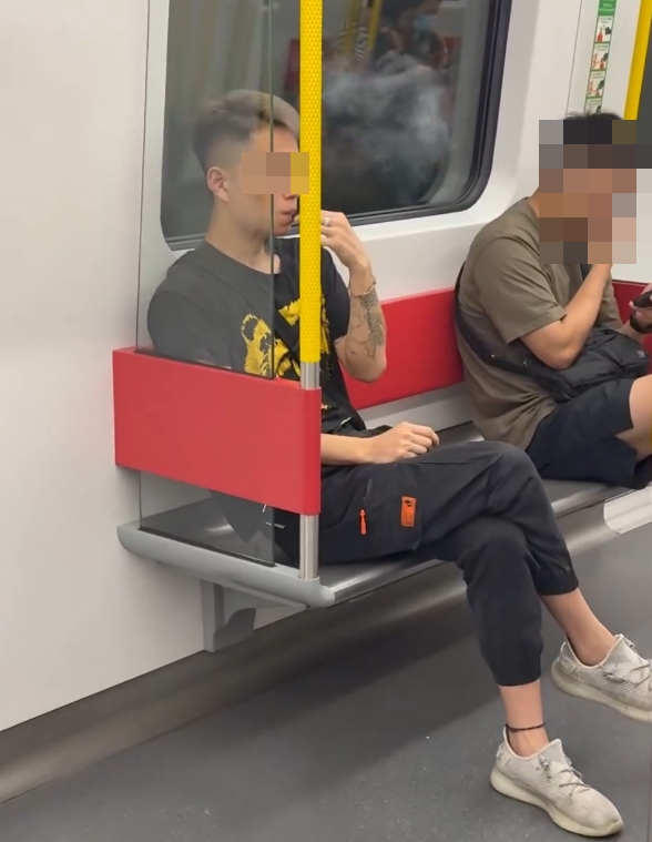 社交平台Threads流傳多條片段,一名染金髮、手部有紋身的黑衫男子,在港鐵屯馬綫車廂和月台懶理其他乘客和職員,公然拿着一支電子煙「上電」吞雲吐霧,被指疑吸食太空油毒品,期間男子步至月台後,如飲醉酒般扶着欄杆才能勉強站穩。