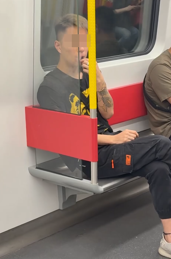 社交平台Threads流傳多條片段,一名染金髮、手部有紋身的黑衫男子,在港鐵屯馬綫車廂和月台懶理其他乘客和職員,公然拿着一支電子煙「上電」吞雲吐霧,被指疑吸食太空油毒品,期間男子步至月台後,如飲醉酒般扶着欄杆才能勉強站穩。