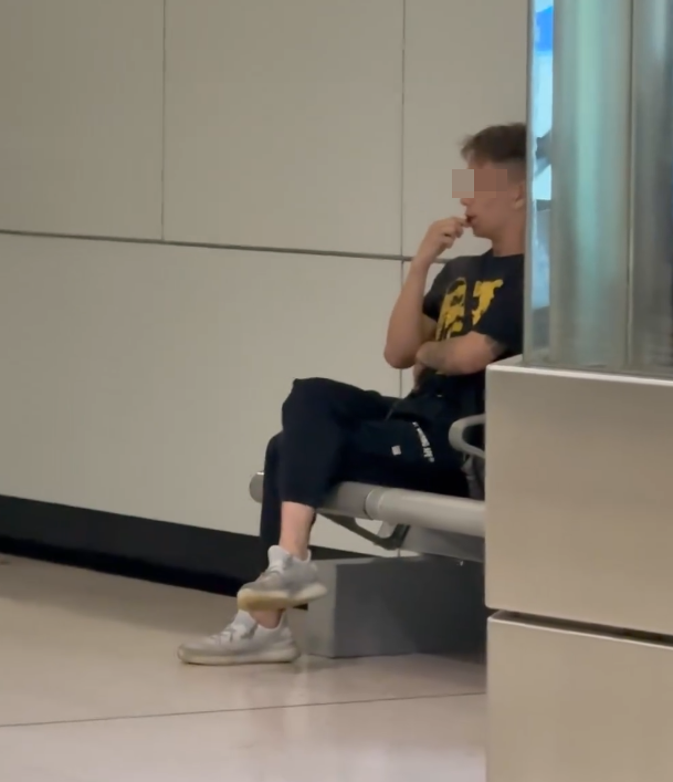 社交平台Threads流傳多條片段,一名染金髮、手部有紋身的黑衫男子,在港鐵屯馬綫車廂和月台懶理其他乘客和職員,公然拿着一支電子煙「上電」吞雲吐霧,被指疑吸食太空油毒品,期間男子步至月台後,如飲醉酒般扶着欄杆才能勉強站穩。