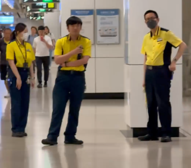 社交平台Threads流傳多條片段,一名染金髮、手部有紋身的黑衫男子,在港鐵屯馬綫車廂和月台懶理其他乘客和職員,公然拿着一支電子煙「上電」吞雲吐霧,被指疑吸食太空油毒品,期間男子步至月台後,如飲醉酒般扶着欄杆才能勉強站穩。