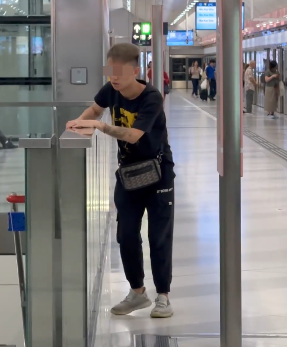 社交平台Threads流傳多條片段,一名染金髮、手部有紋身的黑衫男子,在港鐵屯馬綫車廂和月台懶理其他乘客和職員,公然拿着一支電子煙「上電」吞雲吐霧,被指疑吸食太空油毒品,期間男子步至月台後,如飲醉酒般扶着欄杆才能勉強站穩。