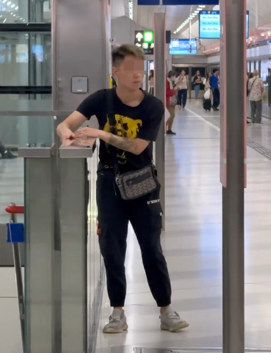 社交平台Threads流傳多條片段,一名染金髮、手部有紋身的黑衫男子,在港鐵屯馬綫車廂和月台懶理其他乘客和職員,公然拿着一支電子煙「上電」吞雲吐霧,被指疑吸食太空油毒品,期間男子步至月台後,如飲醉酒般扶着欄杆才能勉強站穩。