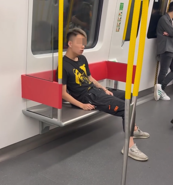 社交平台Threads流傳多條片段,一名染金髮、手部有紋身的黑衫男子,在港鐵屯馬綫車廂和月台懶理其他乘客和職員,公然拿着一支電子煙「上電」吞雲吐霧,被指疑吸食太空油毒品,期間男子步至月台後,如飲醉酒般扶着欄杆才能勉強站穩。