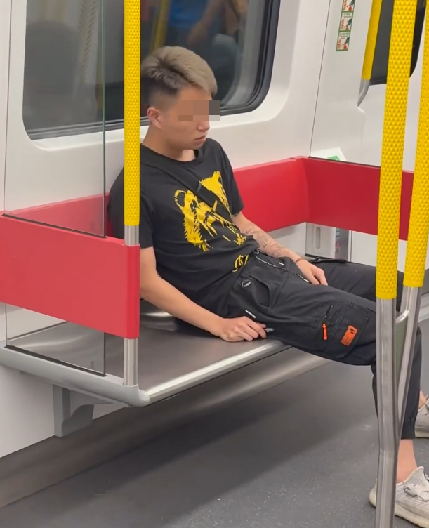 社交平台Threads流傳多條片段,一名染金髮、手部有紋身的黑衫男子,在港鐵屯馬綫車廂和月台懶理其他乘客和職員,公然拿着一支電子煙「上電」吞雲吐霧,被指疑吸食太空油毒品,期間男子步至月台後,如飲醉酒般扶着欄杆才能勉強站穩。