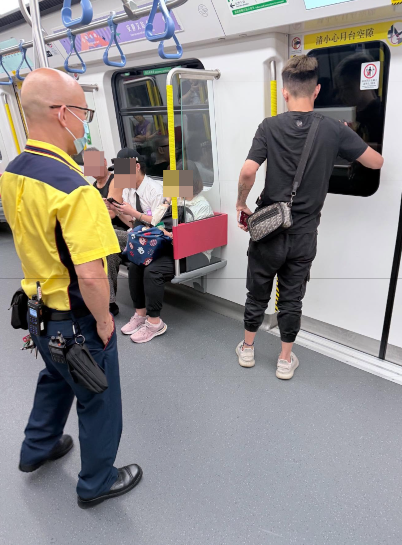 社交平台Threads流傳多條片段,一名染金髮、手部有紋身的黑衫男子,在港鐵屯馬綫車廂和月台懶理其他乘客和職員,公然拿着一支電子煙「上電」吞雲吐霧,被指疑吸食太空油毒品,期間男子步至月台後,如飲醉酒般扶着欄杆才能勉強站穩。